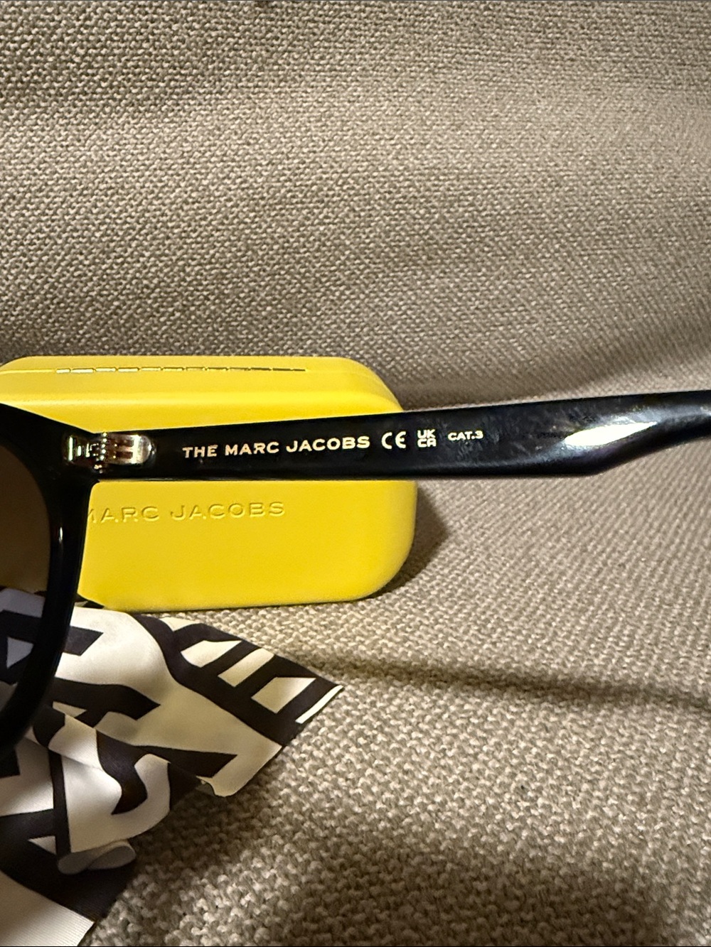 Marc Jacobs Black Cat-Eye Sunglasses with Dark Gradient Lenses case and cloth - Picture 5 of 6